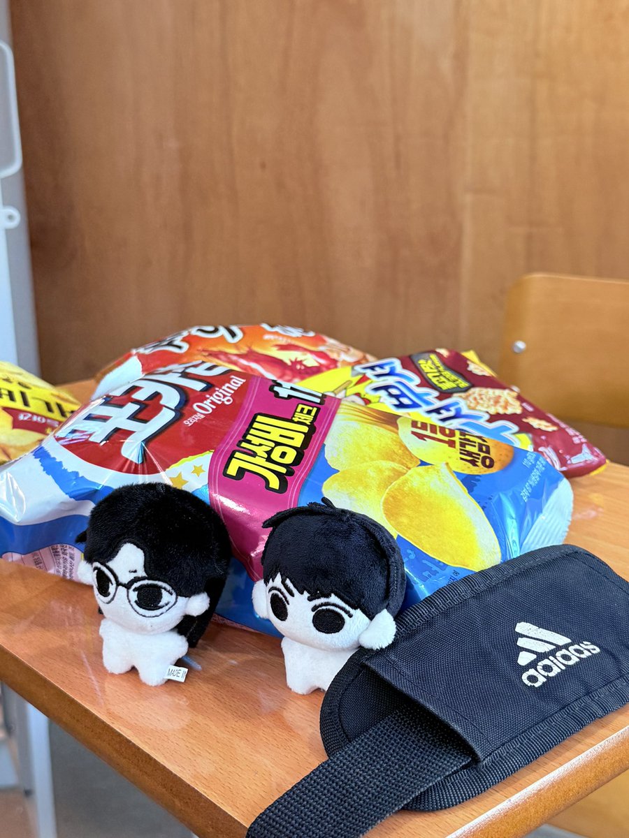qushsny's tweet photo. 📍 카페 스윗도프
#그시절의_민재 #민재에게_보내는파도

☆*:.｡.그 시절의 민재는.｡.:*☆

카페 분위기도 너무 좋고 제가 사진으로 담아내지는 못했지만 내부가 너무 잘 꾸며져 있어서 감탄하고 또 감탄했습니다🥹🩵 그리고 액자랑 ���홀더 기타 등등 나눔 받았는데 너무 행복했어요🩵🩵 https://t.co/2abLTfWLJ4