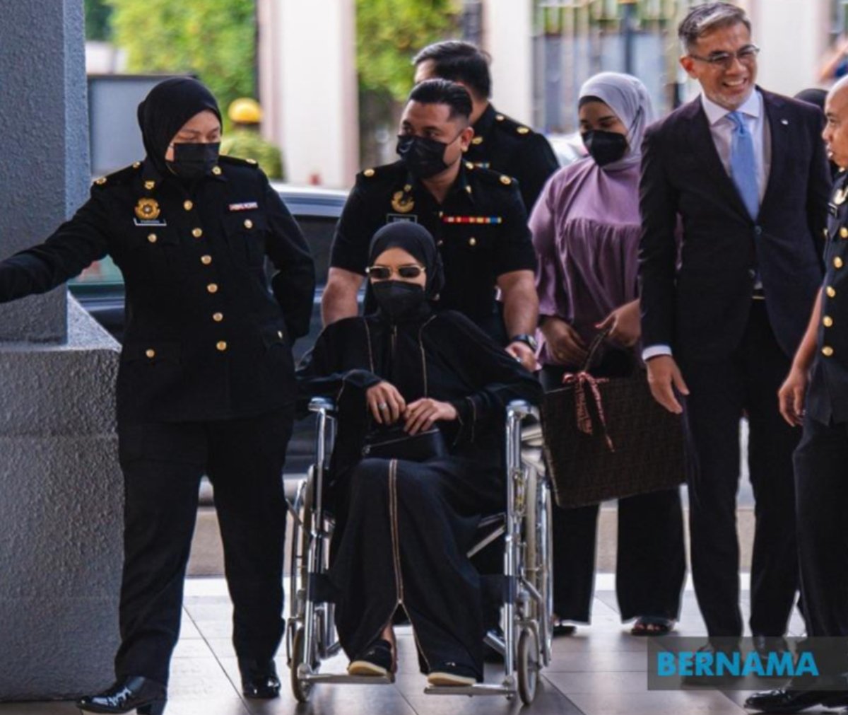 🚨 JUST IN : Salwani Anuar, the wife of former Army chief Hafizuddeain Jantan, pleaded not guilty to four money-laundering charges involving RM77,000 allegedly received through Wany Venture, a company she is said to control.

The 26-year-old is accused of receiving unlawful