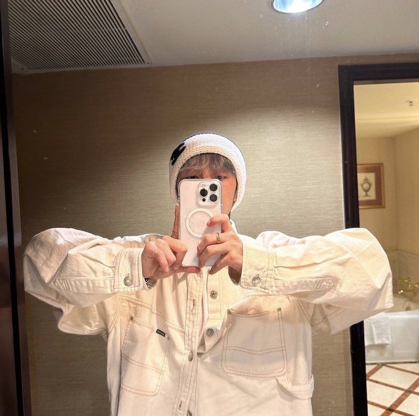 obvicutie's tweet image. ️

ㅤ𓂃 ⁺ 〔 #OURDREAMIES 〕─ . ִֶָ𖤐
⠀⠀⠀⠀𝗗𝗥𝗘𝗔𝗠𝗘𝗥_𝗚𝗘𝗢𝗥𝗚𝗜𝗢🦊
ㅤ
💬 Gumoninggg~!! 🐣
💬 𝘚𝘦𝘯𝘥 𝘢 𝘱𝘩𝘰𝘵𝘰. 
💬 All white outfits for today! 🤍
💬 I think the shirt is too big?
💬 But staff said it was okay... 🤔🤔

 ️