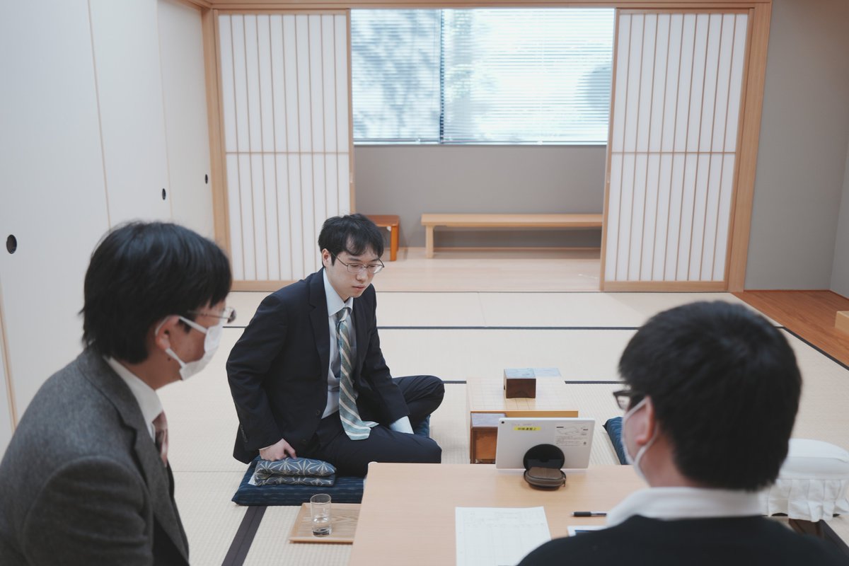 asahi_shogi's tweet photo. 北〕朝日杯本戦。丸山忠久九段が規定の時間（10時39分）までに現れず、不戦敗に。交通機関に大幅な遅れが生じており、影響を受けた可能性があります。阿部健治郎七段が午後２時からの２回戦へ。

【将棋ライブ】豊島将之九段ー近藤誠也八段【朝日杯将棋オープン戦本戦】 https://t.co/S1WsGECAnM https://t.co/PpG4QsszOF
