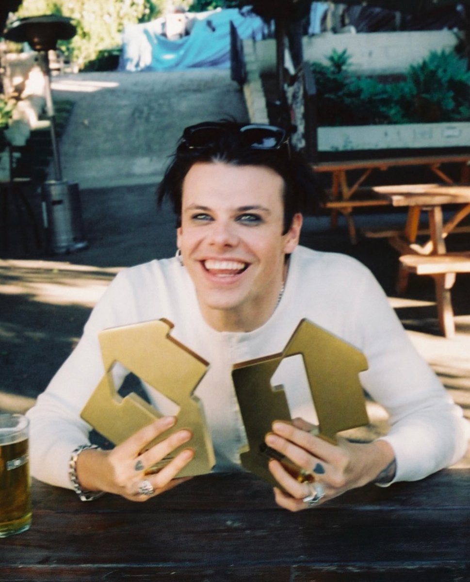 YungbludArmy's tweet image. the only person to get two #1’s debuts in a year but okay brit