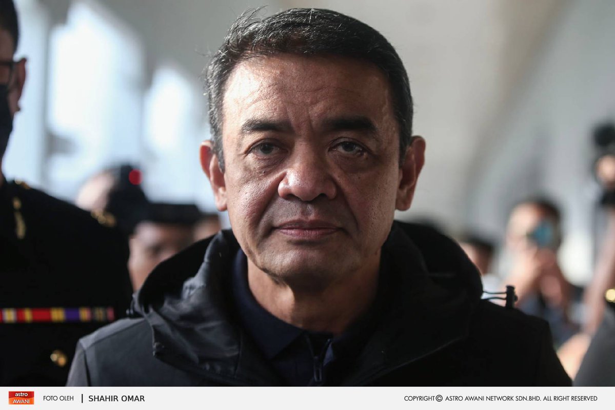 501Awani's tweet image. Bekas Panglima Tentera Darat (PTD) Tan Sri Muhammad Hafizuddeain Jantan didakwa di Mahkamah Sesyen Kuala Lumpur hari ini atas empat pertuduhan menerima wang hasil aktiviti haram lebih RM2.12 juta.

Muhammad Hafizuddeain, 58, bagaimanapun mengaku tidak bersalah selepas…