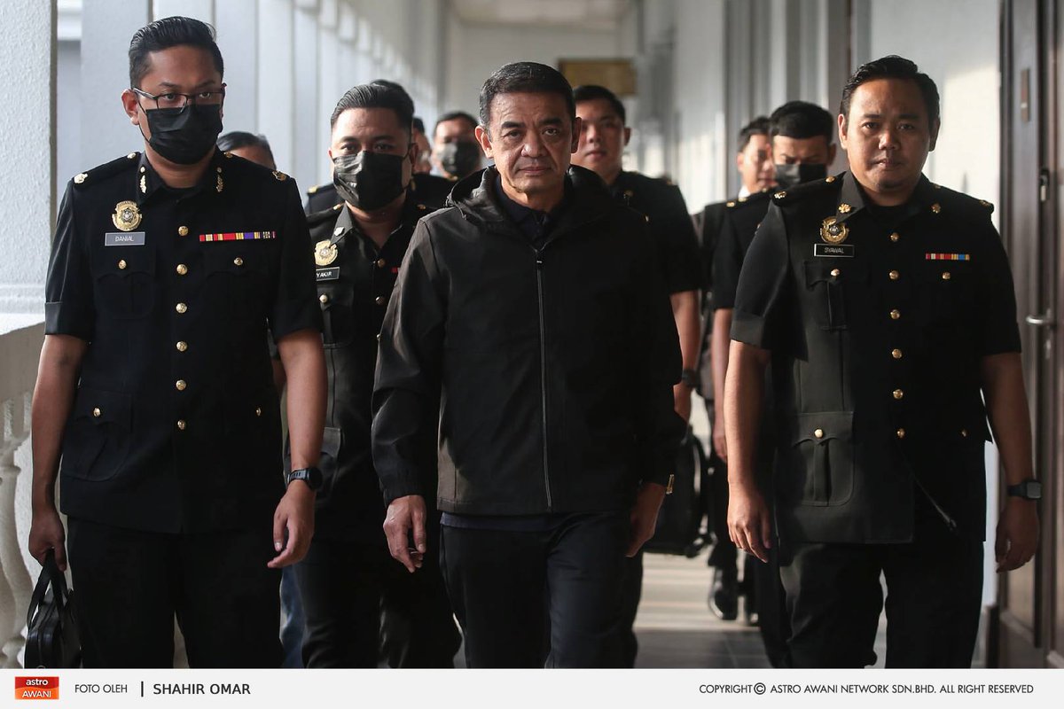 501Awani's tweet image. Bekas Panglima Tentera Darat (PTD) Tan Sri Muhammad Hafizuddeain Jantan didakwa di Mahkamah Sesyen Kuala Lumpur hari ini atas empat pertuduhan menerima wang hasil aktiviti haram lebih RM2.12 juta.

Muhammad Hafizuddeain, 58, bagaimanapun mengaku tidak bersalah selepas…