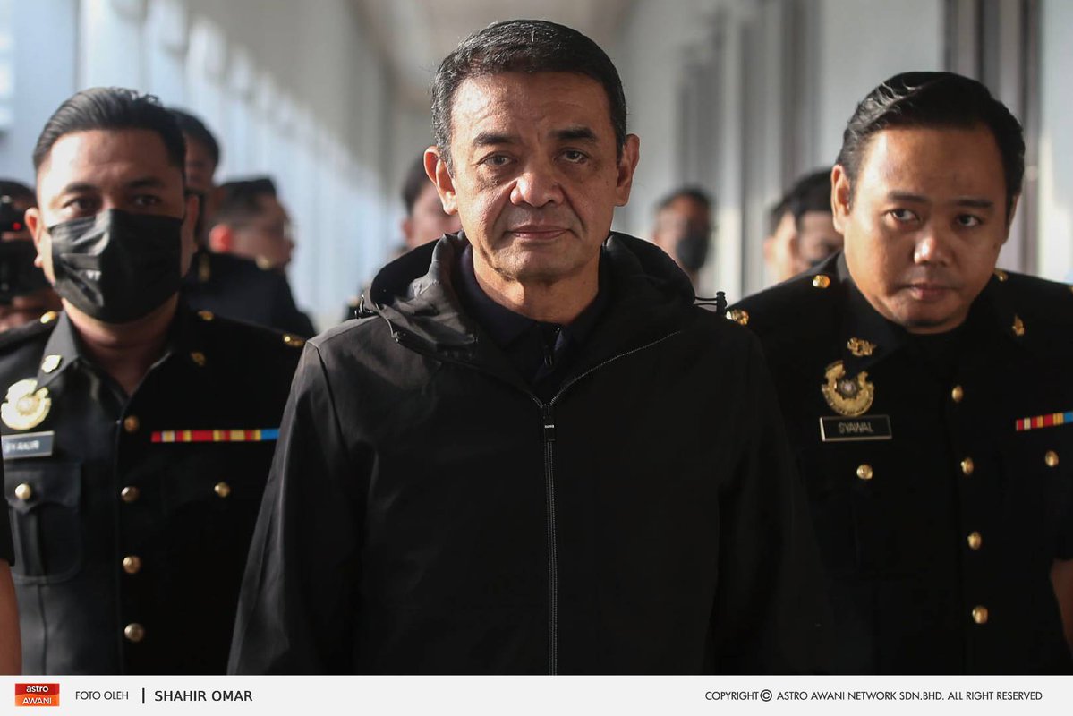 501Awani's tweet image. Bekas Panglima Tentera Darat (PTD) Tan Sri Muhammad Hafizuddeain Jantan didakwa di Mahkamah Sesyen Kuala Lumpur hari ini atas empat pertuduhan menerima wang hasil aktiviti haram lebih RM2.12 juta.

Muhammad Hafizuddeain, 58, bagaimanapun mengaku tidak bersalah selepas…