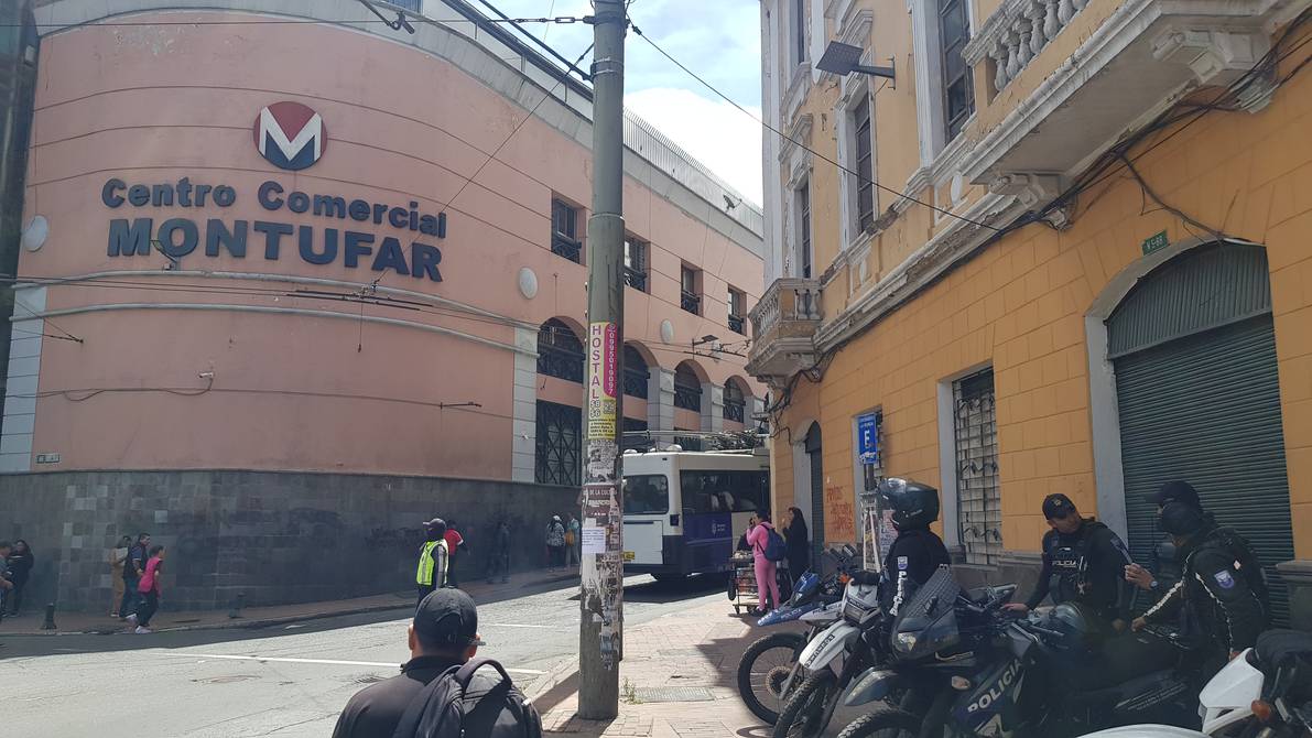 jefrig105's tweet photo. Hablan del Montufar, pero nadie dice que el problema no es el Centro Comercial, el problema es el círculo vicioso de comprar cosas robadas por comprar más barato, mañana cierran y botan el Montufar y comenzarán a vender y comprar en otro Centro Comercial, el problema es otro. https://t.co/AEAaOLVuTe