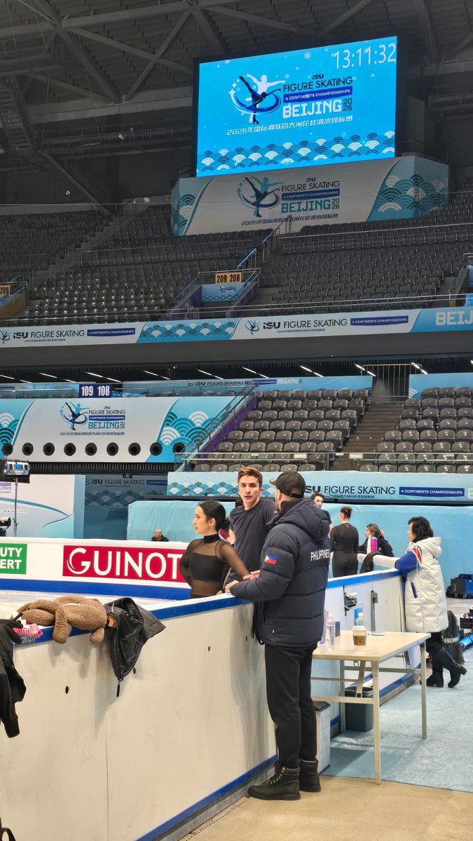 phskating's tweet photo. Practice ice for Paolo, Isabella and Alexander 🇵🇭⛸️ #4ContsFigure https://t.co/f3JtXPoHK8