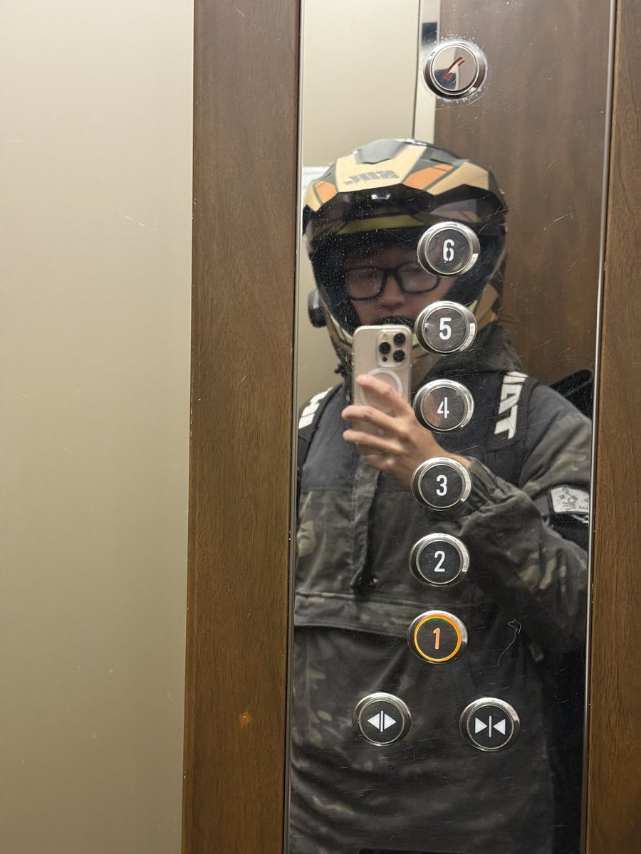 快樂晚上班嘿
可以想一下晚上要出去吃什麼了因為明天又休假啦
早上還是冷到鼻子超塞的餒
希望可以順順利利的嘿