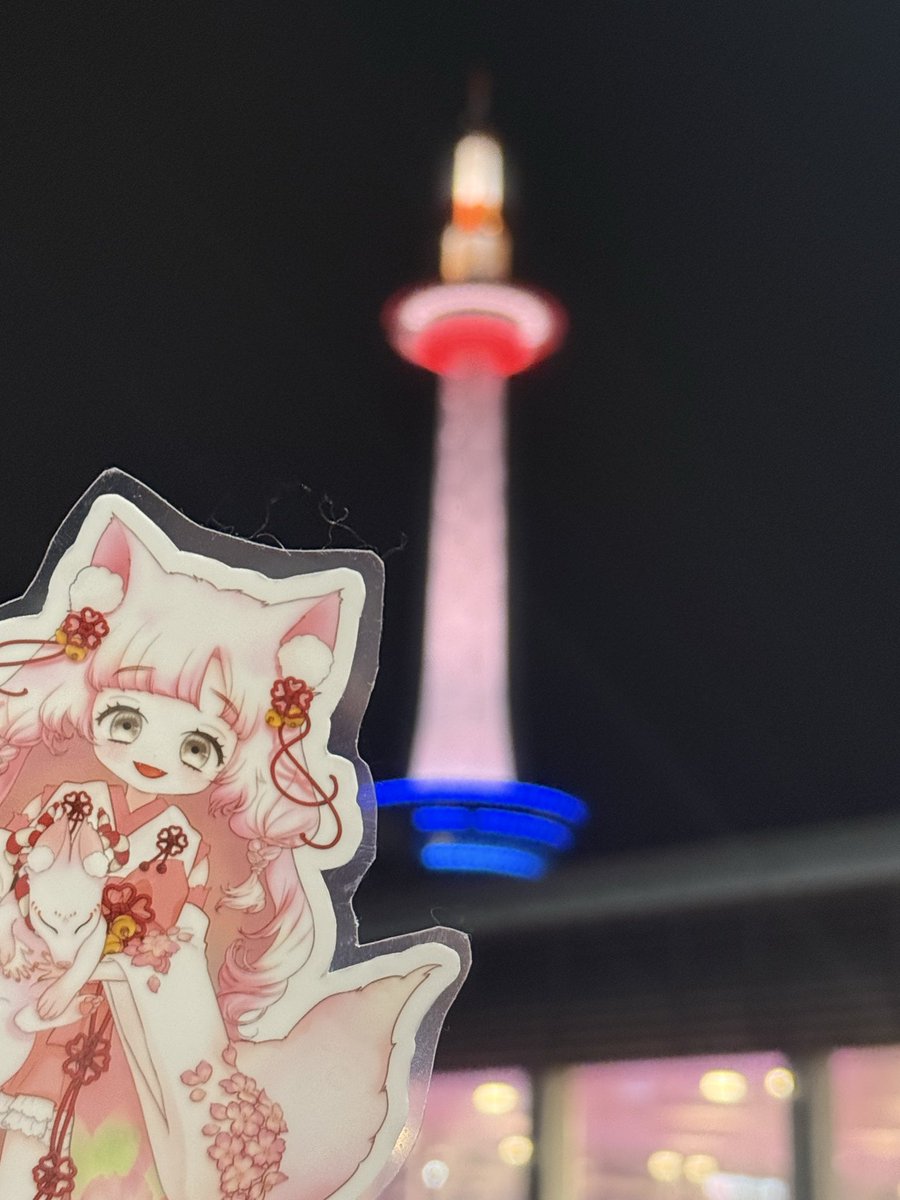 toki_ava's tweet photo. おっはよぉー！
京都寒過ぎ🥶

この後嵐山食べ歩き✨️

昨日京都駅ポス見てきたよぉ🥰
天狐連合の皆、ホントにホントに京都に連れてってくれてありがとう💖

後、皆さんの写ってても大丈夫だよね？💦
もし、ダメな方居たら教えて下さい🙇‍♀️
 #京都駅ポス
 #おはようVライバー https://t.co/8OwRKIOpUk