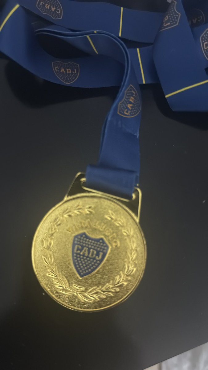 El socio vitalicio vivió una vida en el club y no tiene relato solo tiene vivencias! No conoció las previas la cultura del aguante, era seguir al club como se podía con plata sin plata pero con pasión y amor por la camiseta no por un jugador!