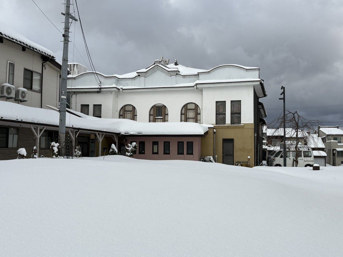 おはようございます！昨夜からの高田の降雪は思ったよりかは穏やかでホッとしました…
映画館前の広場の雪も少しずつたまってきました。また土日に降雪のピークがやってくるそうなので怖いです😱