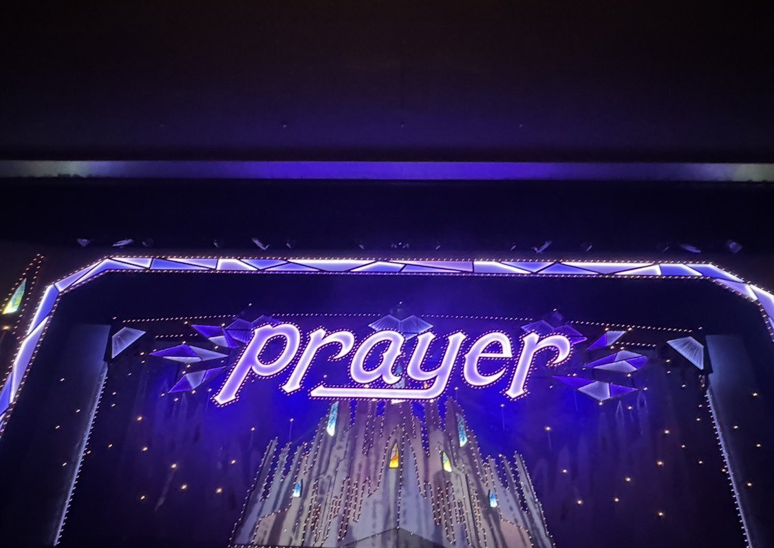 私の宝塚歌劇団卒業公演で
初舞台を踏んだ95期という時代が、いま、また雪組で開花しています。嬉しいな〜。
静かに、そして確かに、息づいている。

本当に、素敵な子ばかり。
それは——舞台を観れば、すぐにわかります。

宝塚という、果てしない“宇宙”。
これは、永遠です。

❄️雪舞う🇫🇷パリ
✈️Paris