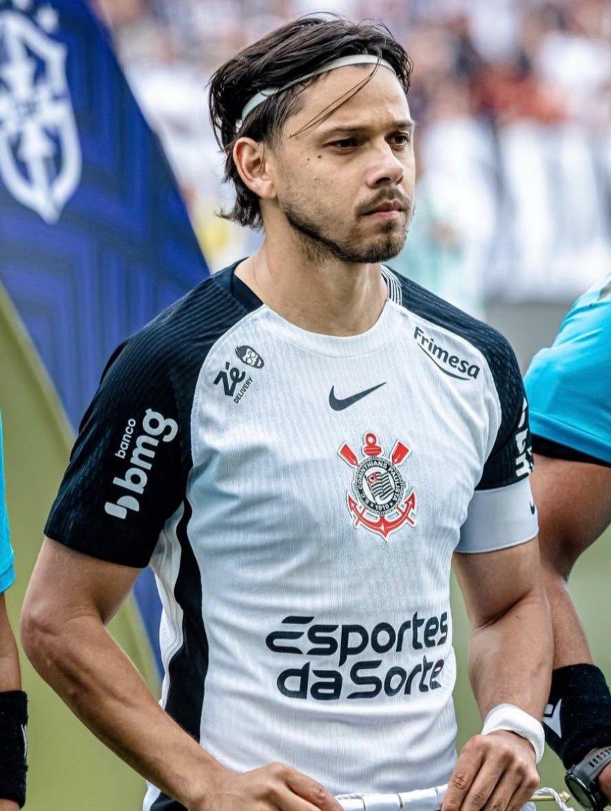 Cavani juega poco y nada. Giménez tiene una lesión traicionera. Merentiel, desgarrado. En ofensiva, salvo Zeballos, no hay mucho más. Se necesitan alternativas. Por eso, Ángel Romero está bien apuntado por Boca. Una buena oportunidad en un mercado flaco. Ojalá rinda. 🙏🏼🇵🇾