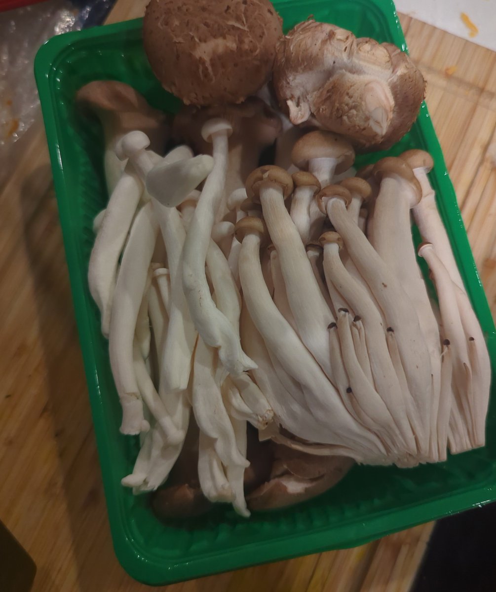 今日こういうふうにいろいろキノコの入ったパックが売ってて買ってみた。これで2.99ドル