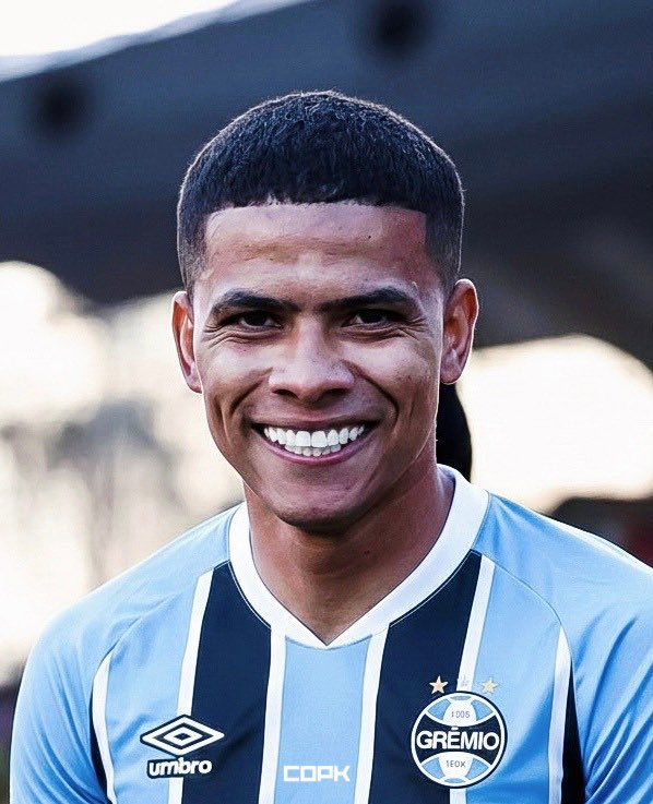 Não querendo se iludir ok. Pezinho no chão

MAS O ENAMORADO É UM DOS MAIORES PONTAS DA HISTÓRIA DO FUTEBOL E PRA MIM JÁ É O MAIOR JOGADOR A VESTIR A CAMISA DO GRÊMIO 

sem exagero