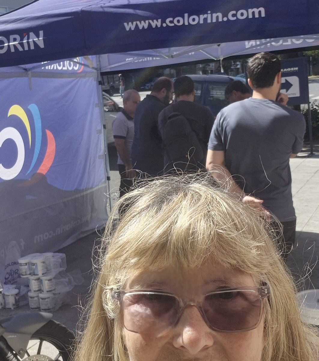 ArqPenas's tweet image. Visitando #ImagenPintureria
Probando las nuevas pinturas Flex de #Colorin