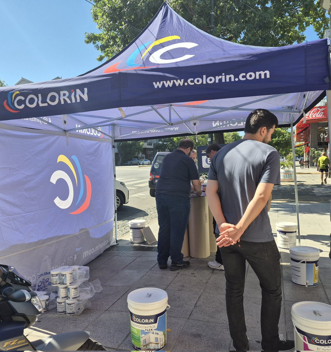 ArqPenas's tweet image. Visitando #ImagenPintureria
Probando las nuevas pinturas Flex de #Colorin