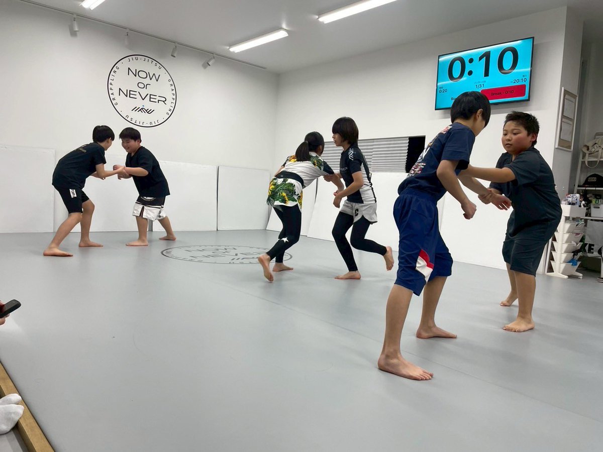 NOW or NEVERでは月一程度ですがキッズグラップリング(ノーギ)の練習をしています。

半袖短パンのような服装でレスリングや寝技を練習しています。少しずつグラップリングの試合エントリーする子も増えて来ました。