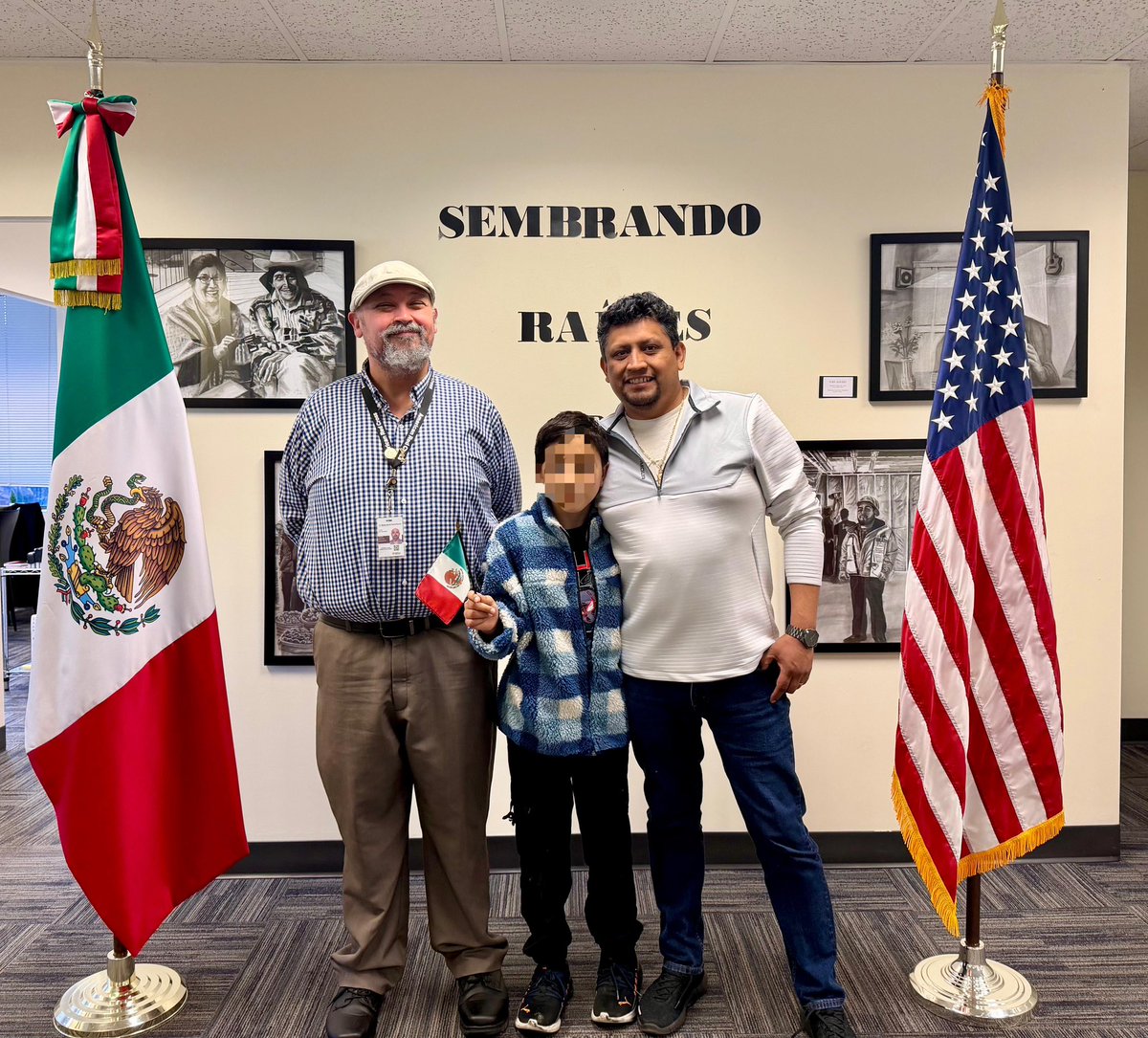 Nuevo mexicano 🇲🇽🇺🇸🥳
Hoy, José Mexicano King obtuvo su Doble Nacionalidad, acompañado de su padre. Nos dio gusto recibirlos en <a href="/ConsulMexPOT/">ConsulMex Portland</a>.