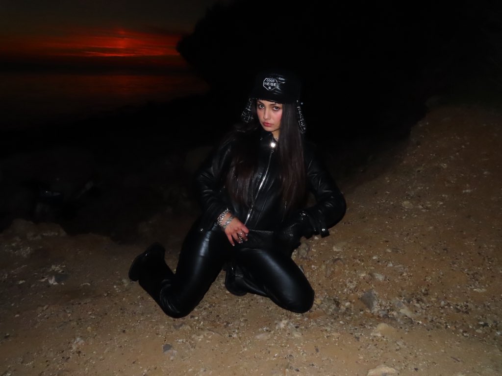 julyaaag's tweet photo. Fashion freak reporting for duty https://t.co/pa0DURjR0q