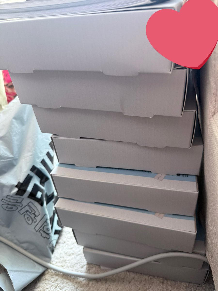 Natnya_0w0's tweet image. #RT 이벤트

시그 8개 샀는데 키링 하나 빼고 노중복인 티니가 기분 좋아서 이벤트 합니다~

⭐️이 게시물⭐️ RT 하신 분들 중에 랜덤으로 한 분(티니한정) 
사진 속 포카 세트+vr콘 2차(성화, 윤호, 우영, 종호 중 하나 선택)+팝업 트레카(최차) n장 드려요

기간: 여상 -&amp;gt; 민기 교환 끝날 때까지