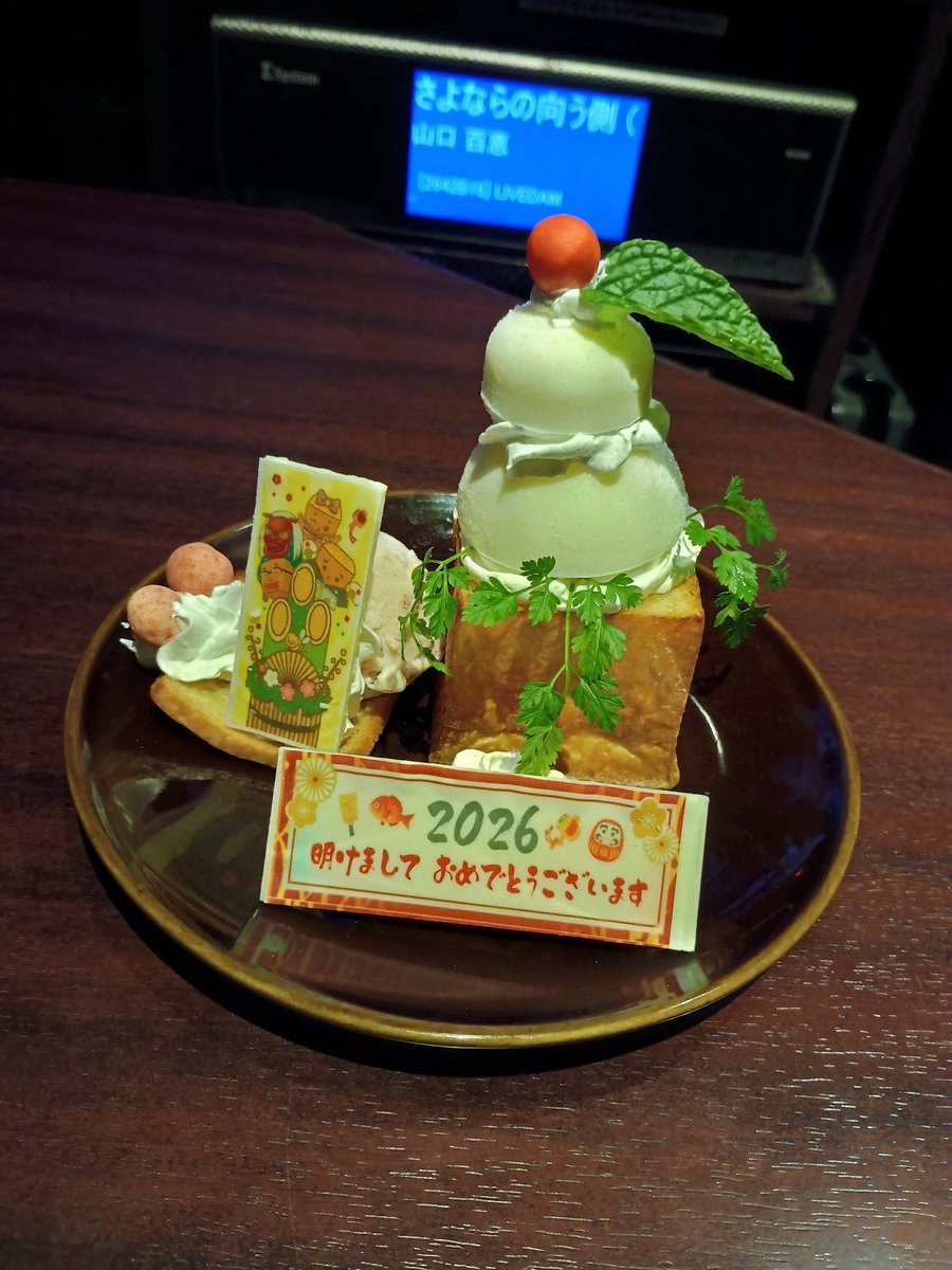 wavefl's tweet photo. パセラにハニトー食べにきた。
お正月の鏡餅ハニトー https://t.co/1RKBjp0tiU