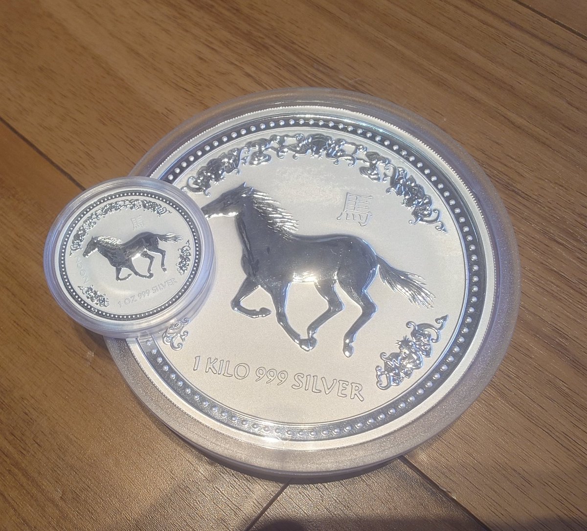 希望の国エクソダスを読んだ中二病の自分が「日本円は信用ならない。将来のために地金にする」と言ってお年玉使って当時4-5万円で買ったこれが今や地金価格だけで十倍超えてしまった。