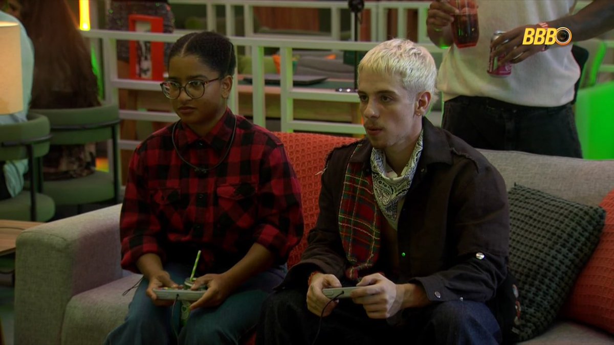 canalantenados's tweet image. Que bonitinho! Milena e Juliano estão brincando e video game. #BBB26