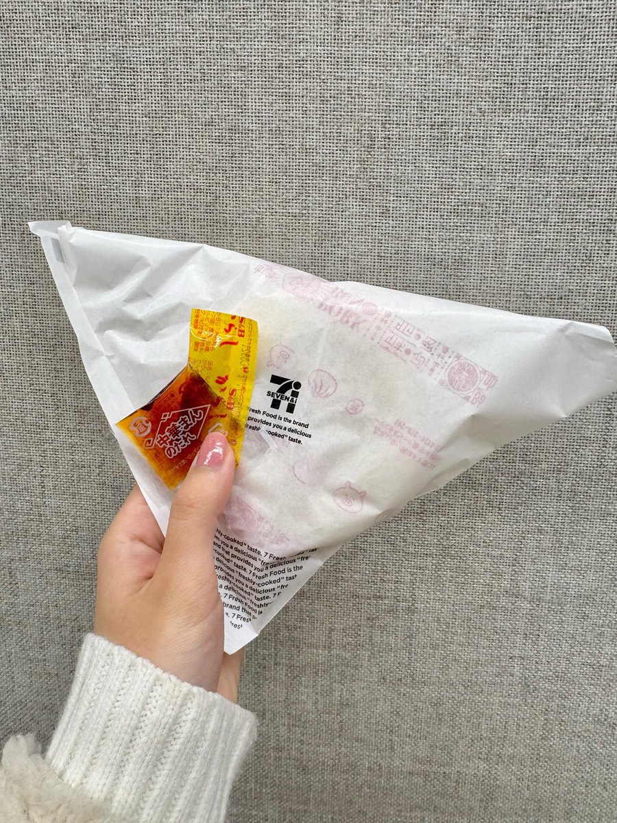 万バズ記念に、お昼ご飯はコンビニ肉まん＠福岡！もちろん酢醤油＆からし付き！

みなさんのおかげで、色んな地域の肉まん情報？酢醤油情報？を得ることができました🙆🏼‍♀️
次はばってん少女隊関連でもバズれるよう頑張ります！

 #酢醤油