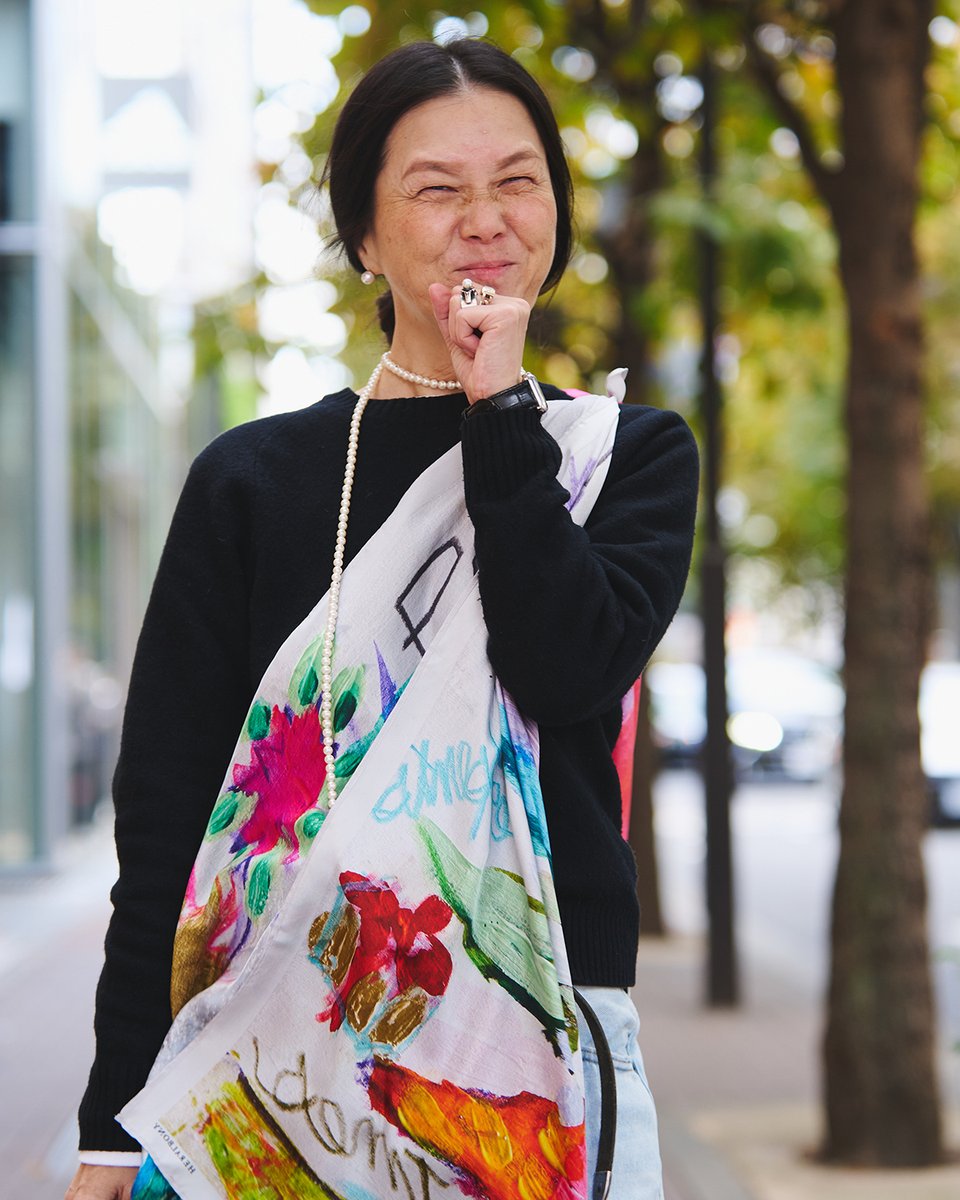 ヘラルボニーが提案する、スカーフの新しい表現。 1枚は首元から肩へ