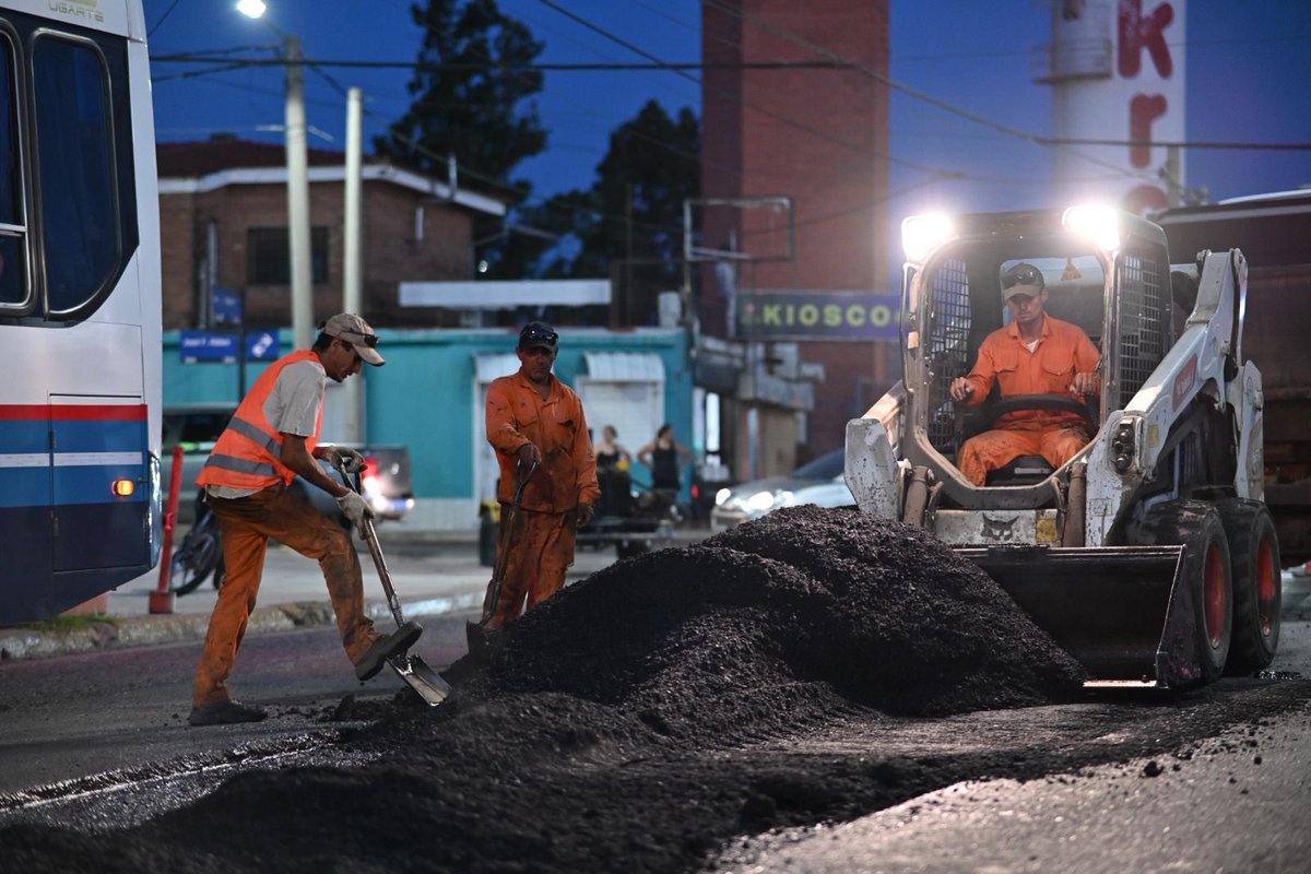 🚧 Tareas de bacheo nocturno en avenida Colón.

👷 Las obras de mantenimiento se ejecutan entre Pedro de Oñate y avenida Sagrada Familia.

🤝 Las intervenciones se realizan durante la noche, lo que acelera los tiempos de obra y minimiza el impacto en el tránsito.