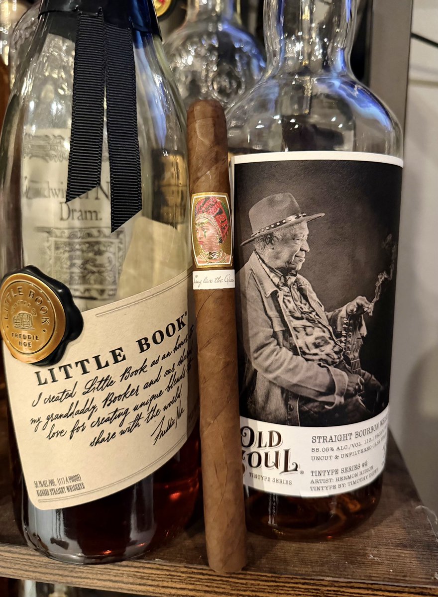 MRmidwestcouple's tweet photo. I’m on such a lancero kick lately. Loving this long live the queen lancero. #Smoke #Cigars #BOTL #Whiskey #Bourbon #OldSoul #LittleBook #HumpDay https://t.co/hDxBprqkGm