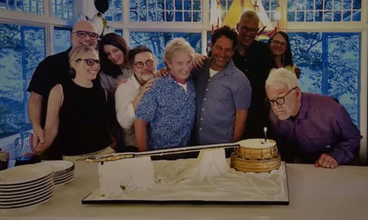 tintafey's tweet image. why is no one saying tina fey 😭 they’re literally besties