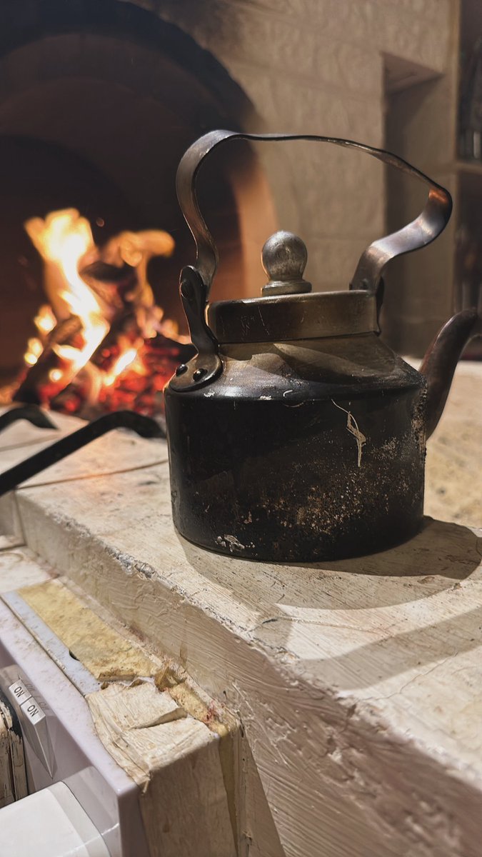 G2lib's tweet image. انتحى ليلٍ نسيمه يدف النوم دف
كنها ليلة موادع عشاير وإحببّا 
..
وأنا من بين المحبه ومن بين الصدف
والله أن ماني بداني ذعاذيع الصبّا
..
اتسلف نوم عيني من عيوني سلف
واتصددّ كني الهدهد بدولة سبّا .