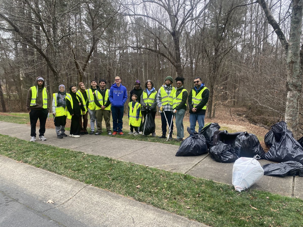 ZakatUS's tweet image. For #MLKWeekofService, our #Durham, NC #volunteers proudly served their local community by organizing a street cleanup. Together, they removed garbage and worked diligently to improve the neighborhood’s cleanliness. We’re proud of their efforts and hard work!