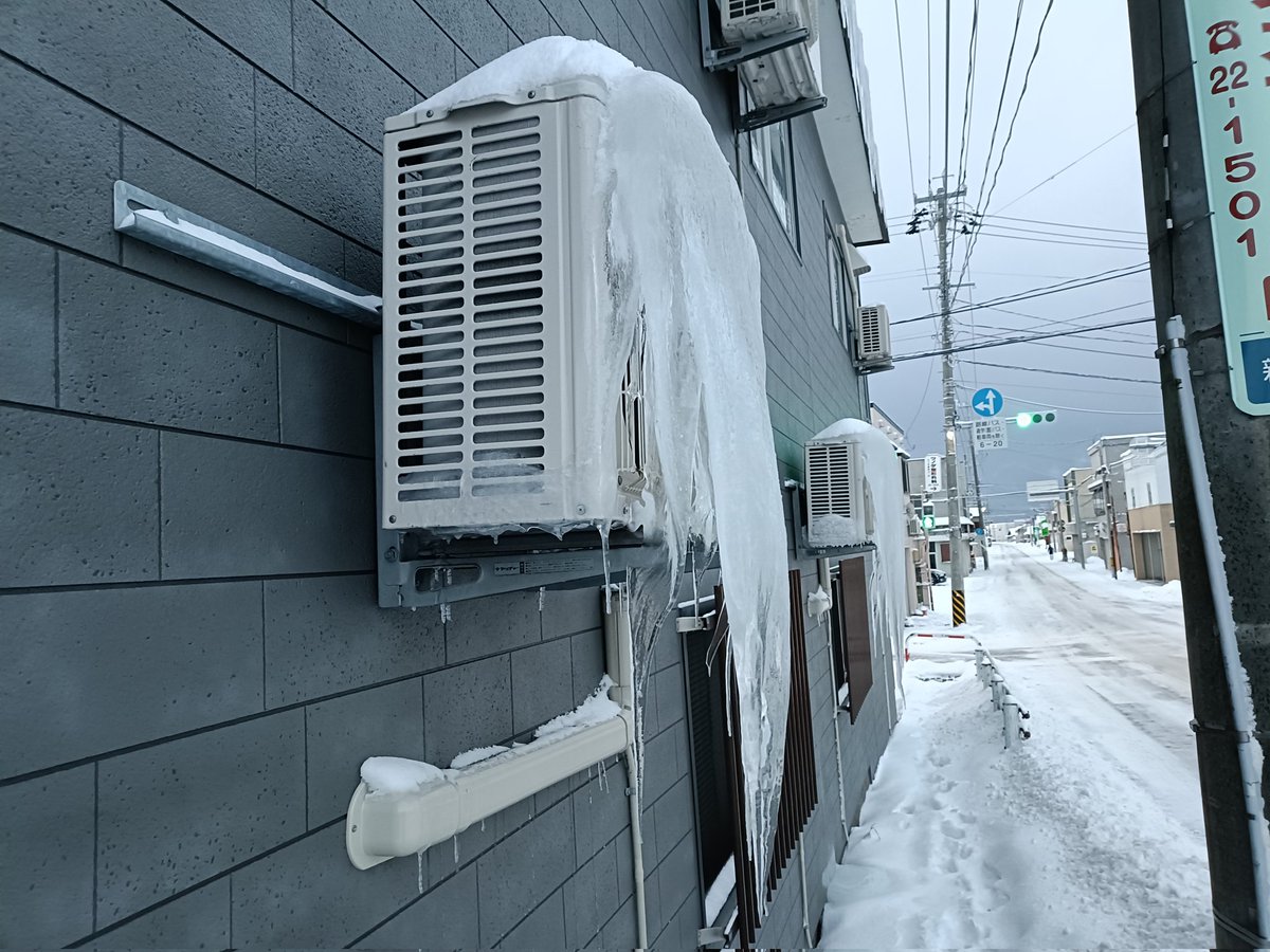 ymdhtt's tweet image. スマホを向けたら近寄ってきた白鳥と氷柱が育ってる室外機