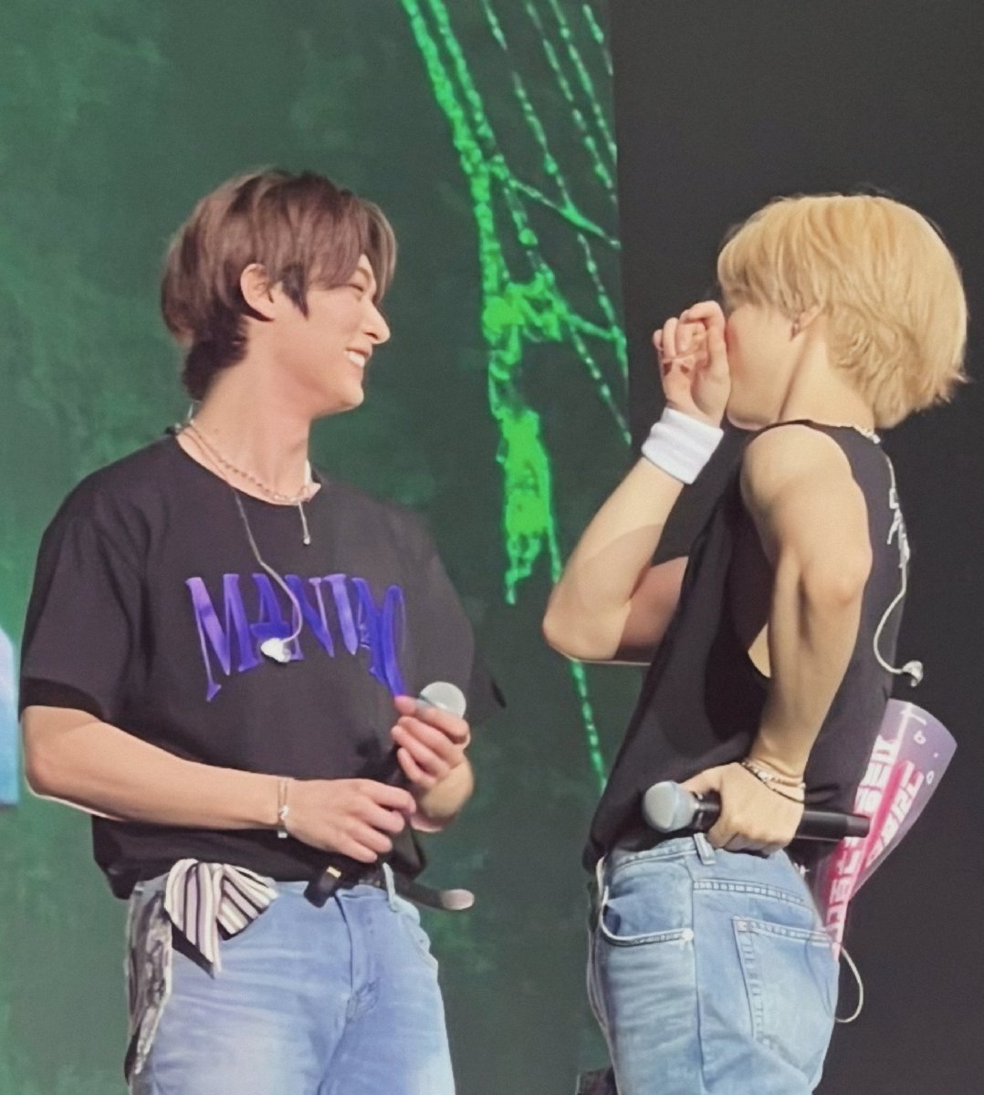 hanniesdaddy's tweet image. They're so OBVIOUS 😭