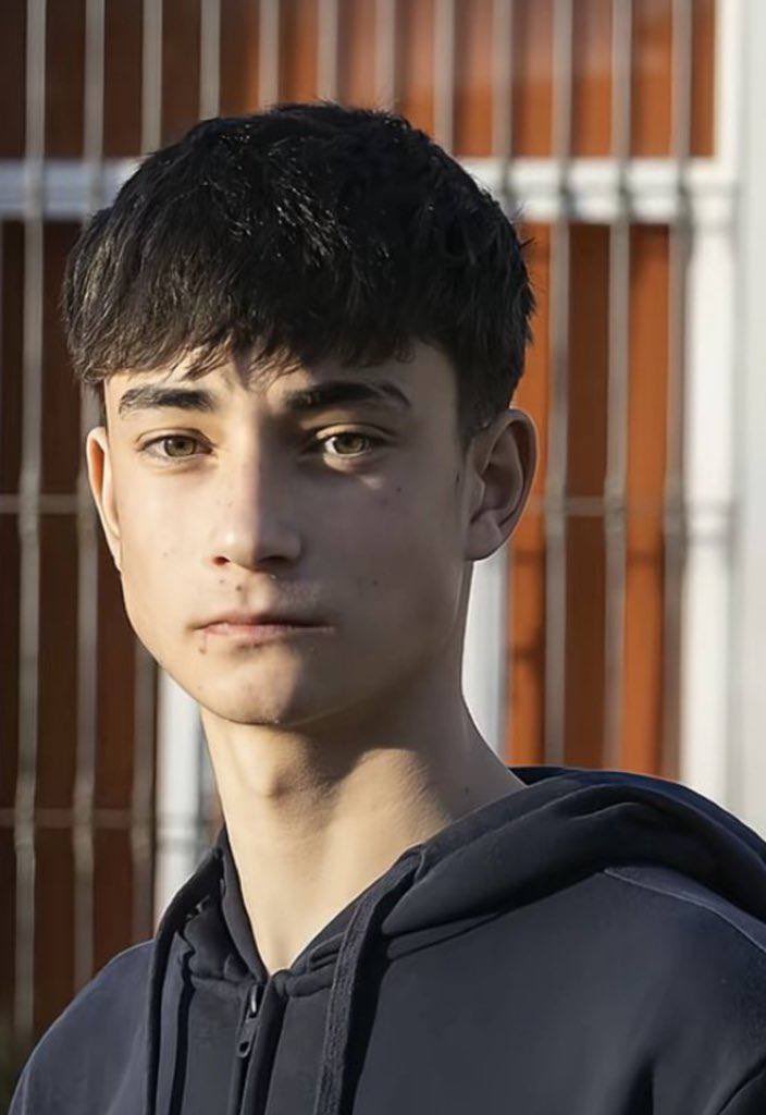 harryelsocio's tweet image. Él sí que es un ejemplo. Tiene cojones que Adamuz se haya volcado en la catástrofe sacando a la gente del infierno, y el ejemplo sea Moreno Bonilla por ir a dar un pésame cumpliendo con su trabajo.