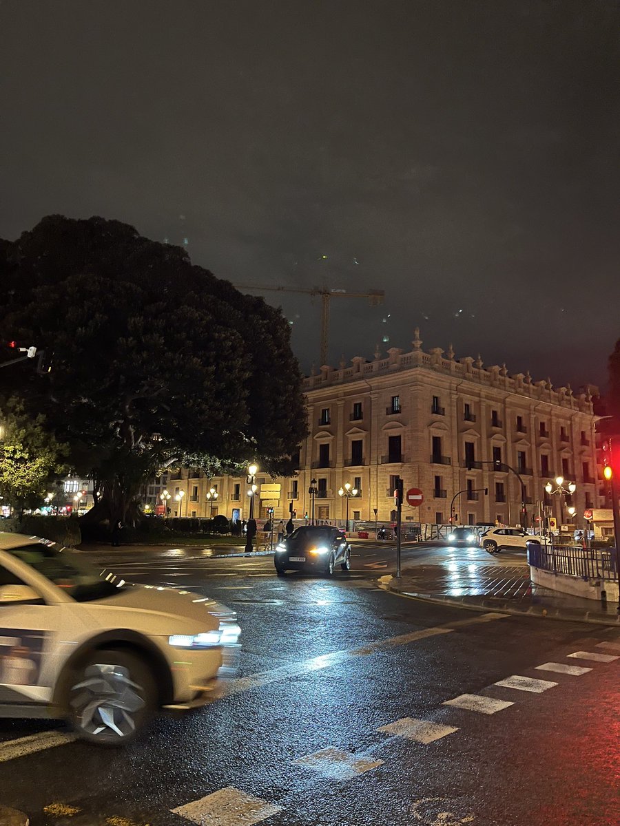 foto des del carrer de la pau entre parterre i glorieta enfocant el semàfor de jutjats frenada en sec i els dos a terra somric i et bese a la dr