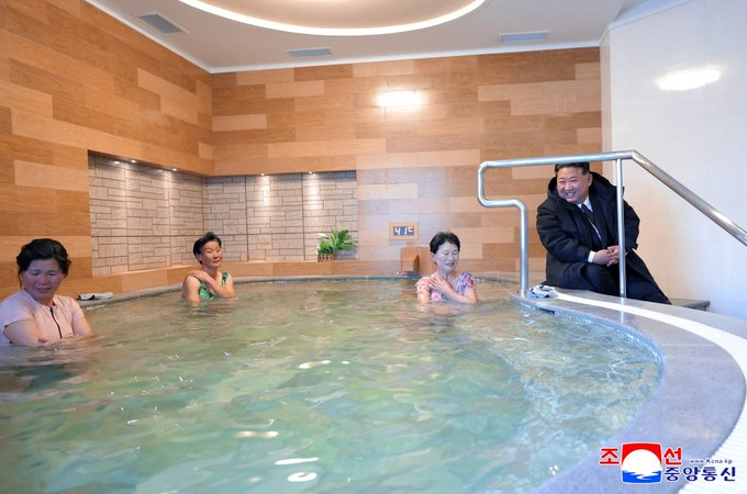 Kim Jong Un en el baño de hombres: 😐.
Kim Jong Un en el baño de mujeres: 😁.