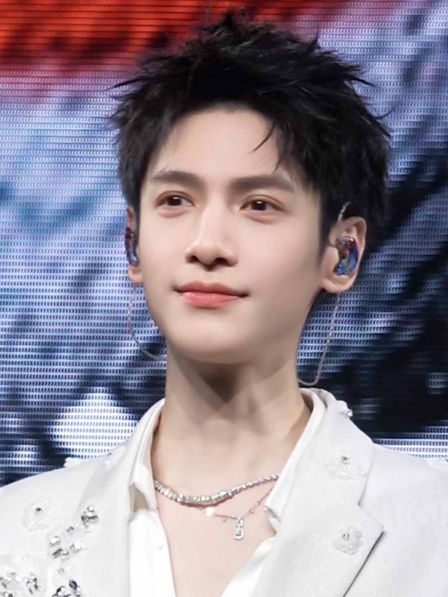 luoxistellar's tweet image. This is how you look with 37 when you are unproblematic 🐥
#LuoYunxi