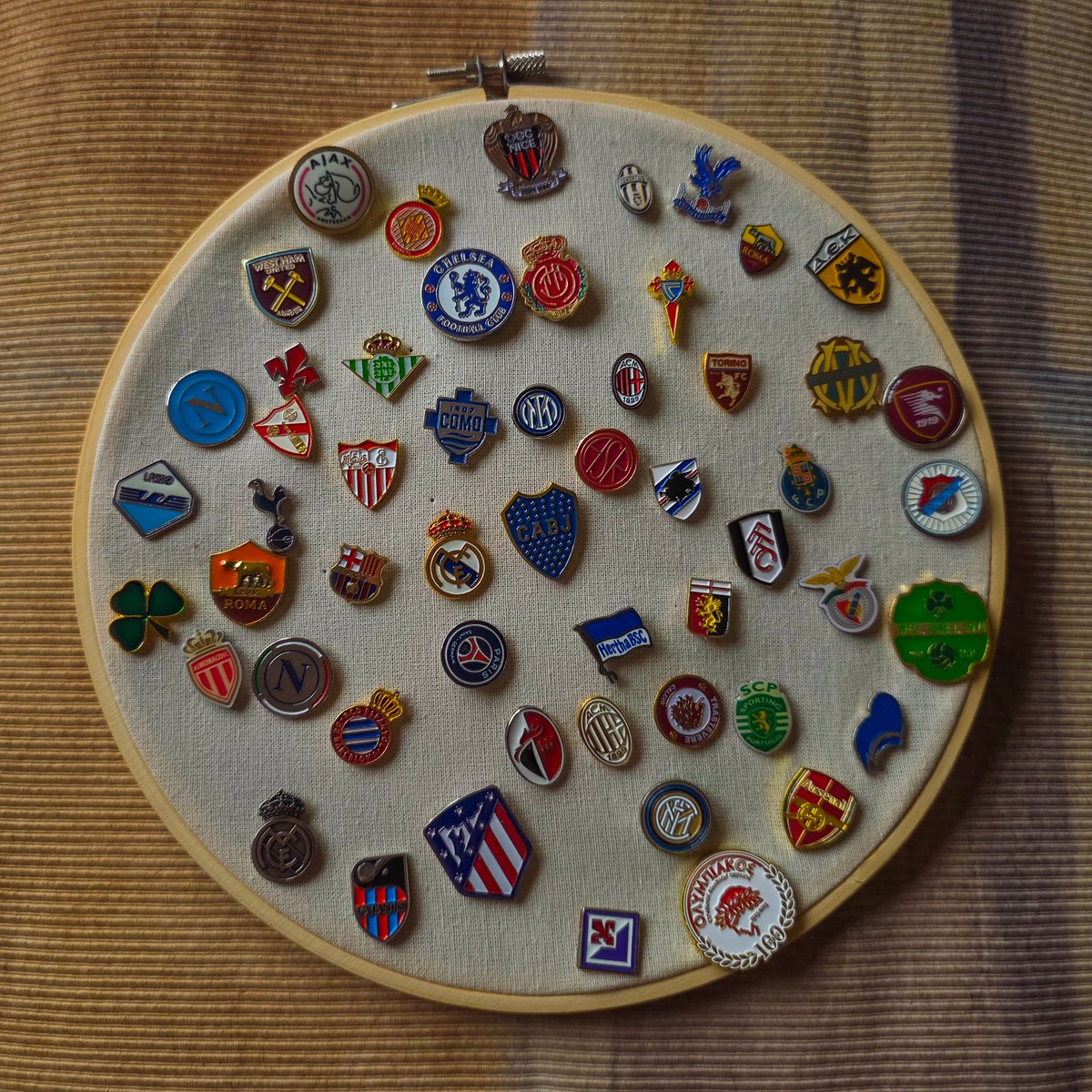 matialonsor's tweet image. Lo primero que hago cuando llego a una ciudad nueva es comprar un pin del equipo local para sumarlo a mi colección