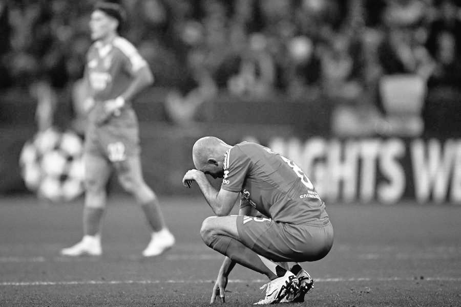 Assusta-me o quão desapaixonado estou do <a href="/SLBenfica/">SL Benfica</a>.

Pouco me causa reacção. Uma derrota, um golo, um passe errado. A letargia invade-me. Permaneço sentado, não reajo.

Eles conseguiram transformar o meu querido <a href="/SLBenfica/">SL Benfica</a> numa empresa.

Estão a matar o clube do meu coração. 💀