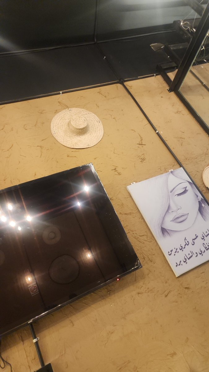 " لِلهِ دَرُّ أُنَاسٍ أينَمــا ذُكِـــــرُوا 
 تَطِيبُ سِيرَتُهُم حتَّى وإن غَابُـوا"