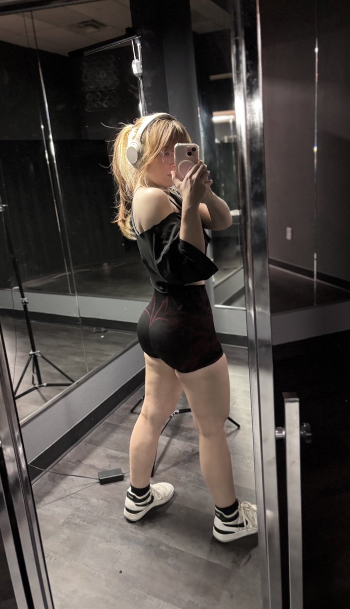 Sidoneee ✨muscle mommy✨ tweet media