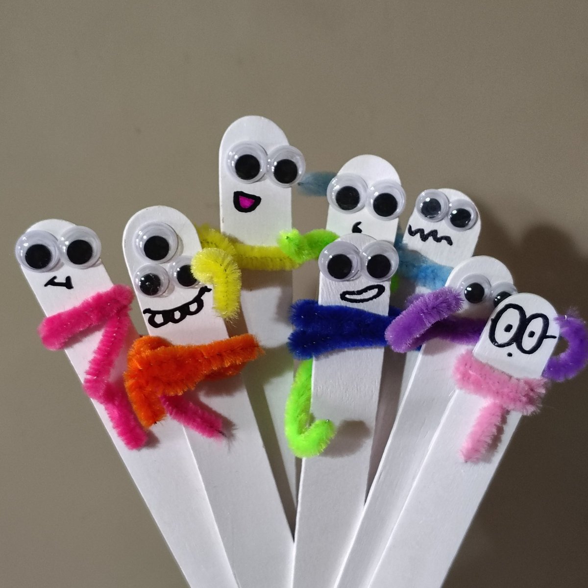 ChezBoy2000's tweet image. Look at those silly stick snowmen! ⛄ Which one's your favorite? ♥️ 🧡 💛 💚 🩵 💙 💜 🩷 

#ChezToons #HunterFenton #StickPuppets #Snowman