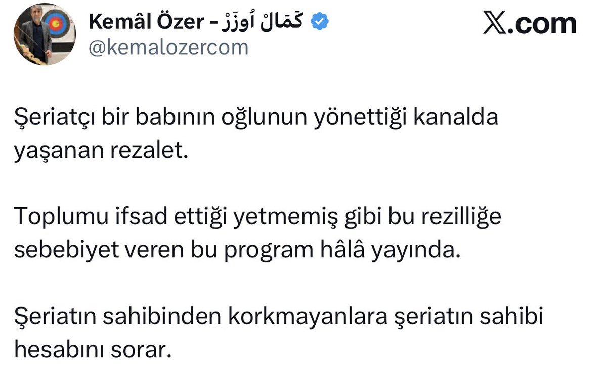 e_atila's tweet photo. Önüme X’in düşürdüğü bir paylaşım üzerine birkaç fiyakasız cümle…

Cumhuriyet’in ana akım medya tarihini yazmaya kalksak; Yunus Nadi, Emin Yalman, Simavi ailesi, Dinç Bilgin, Nadir ailesi, Uzan ailesi, Ciner ve Doğan ailesi gibi isimleri sayabiliriz. Bu ailelerin cemaziyelevvelini, medyanın kontrolünün kendilerine kimler tarafından, nasıl ve hangi amaçlarla verildiğini Kemal Özer Bey çok iyi bilir. 

Cumhuriyet tarihinde ilk defa, Kemal Bey’in ifadesiyle, “şeriatçı bir babanın oğlunun yönettiği” ana akımın merkezi olan medya grubu var.

Ana akımda ayakta durmak, rekabeti sürdürebilmek, merkez olmayı başarıp bunu devam ettirebilmek kolay değildir. Kemal Bey bunu da çok iyi bilir diye düşünüyorum.

Kemal Bey’in hedef aldığı kişi bunu başarmıştır. Ana akımda en çok izlenen televizyon kanalı da en çok izlenen haber kanallarından biri de, en çok okunan ve satılan gazeteler de dergiler de en çok izlenen çocuk kanallarından ikisi de, en çok satılan çocuk dergisi de hedef aldığı o oğlun yönettiği medya grubu bünyesindedir.

Böyle büyük bir medya grubunda ekrana yansıyan her söz ve her hareket sürekli olarak yönetici tarafında denetim ve kontrol altında tutulamaz, zaman zaman yanlış ifadeler kullanılır, yayın ve iletişim kazaları meydana gelir. 

Konum esasen Esra Erol değil bunu belirtmek isterim. Adı geçen programın sunucusu zaten, yayın sırasında “İslami kuralları hedef almasının söz konusu olmadığını” ve “üzgün olduğunu” açık ve net şekilde belirtmiştir. Bu düzeltme ve özrün üzerinde durulmuyor ancak mesele, sanki ATV ve bağlı bulunduğu medya grubu, din düşmanlığına bile isteye çanak tutuyormuş gibi kasıtlı olarak büyütülüyor. Bu camianın içerisinde olanlar, ATV ve medya grubunun böyle bir amacının olamayacağını çok iyi bilmektedir.

Bu medya grubunun iddiası da ana akımın merkezinde durmak ve arz–talep ilişkisi bağlamında yayın yapmaya devam etmektir. Bunu yaparken de “ana akım olmanın gerektirdiği bütün piyasa kurallarını sorgulamadan uygulamak” gibi bir politikaları da benim dışardan gördüğüm kadarıyla yok. Böyle bir yayın politikası olsa, Kemal Özer Beyin ifadesiyle o “şeriatçı babanın oğlunun” yönettiği Vav TV, Lacivert, Muhit, Fikriyat gibi kâr getirmeyen (ve kâr getirmeleri de beklenmeyen) kanal, dergi ve web siteleri kurulmuş ve yayına devam ediyor olmazdı.

“Şeriatın sahibinden korkmamak” ifadesi kullanılmış. Allah kalplerin içindekini, insanların gizlediklerini bilendir. Bu cümle, bir tenkitten öte bir iftiradır. Çünkü bunu yazanın, hedef aldığı evladın kim olduğunu ve nasıl biri olduğunu bilmemesine ihtimal yoktur.

Bazı insanların sınavları farklıdır ve göründüğünden ağırdır. O “şeriatçı babanın oğlu” diye hedef alınan evlat, zor olanı yapmıştır; melâmet hırkasını giyinip ayıplayanların dediklerine bakmadan Türkiye’nin değişimine hizmet etmiştir, ediyordur.

“İfsad” ifadesine gelince: Buyurun, daha iyisini yapın… Siz izlenin, siz okunun, siz gündem olun. Sonuçta konuştuğunuz konu medyadır.

“Rezillik” kelimesi ile ilgili şunu demek isterim: Evi camdan olan başkasının evine taş atmamalıdır. Söz gelimi bir yayınevi, birey ve toplum açısından had safhada tahripkâr olan pornografik cümleler sayfalar içeren bir hikâye kitabını basmışsa, o yayınevinin bağlı olduğu medya grubunun külliyen müstehcenlikle ahlasızlıkla itham edilmesi doğru olmaz. Örneği örnekleri daha da hususileştirip ilerletmek istemiyor, burada duruyorum.

Büyük cümleler kurup bu kadar basit olmak Kemal Özer Bey’e yakışmamıştır.

O evlat, babasının oğludur.