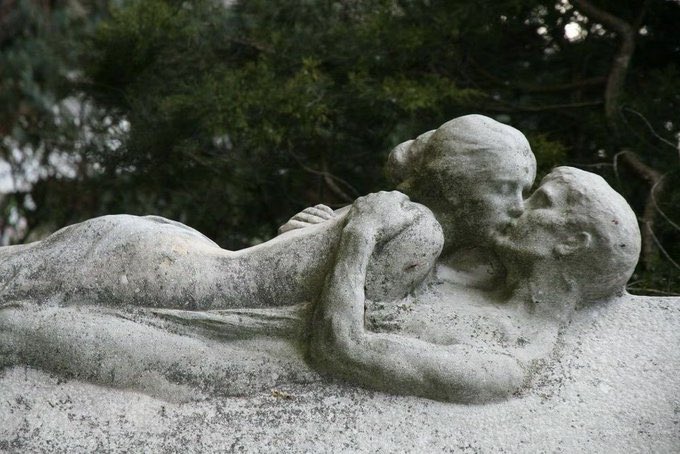 The kiss sculpture in Vienna Central cemetery