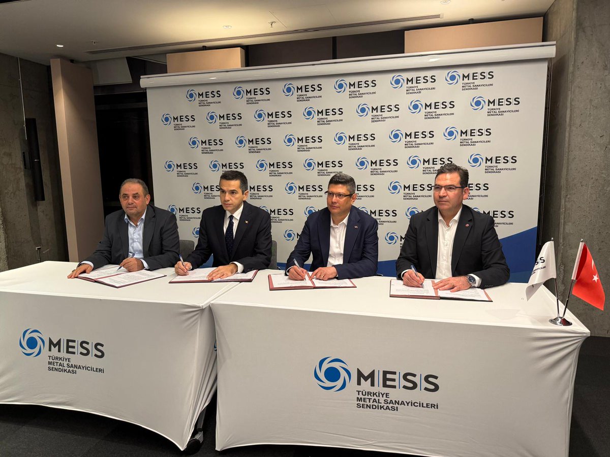 BirlesikMetal's tweet photo. 📢MESS İle Anlaşma Sağlandı

🔴ZAFER DİRENEN METAL İŞÇİLERİNİN!

Aylardır süren MESS 2025–2027 Dönemi Grup Toplu İş Sözleşmesi süreci bugün anlaşmayla sonuçlanmıştır. Bu sonuç; masada değil, fabrikalarda kurulan iradenin, kararlılığın ve örgütlü mücadelenin eseridir. Kazanan, direnen metal işçisidir.

Toplu iş sözleşmesi görüşmeleri 13 Ekim 2025 tarihinde başlamış, 8 Aralık 2025’te beşinci toplantı gerçekleştirilmiş ve bu toplantıda Uyuşmazlık Tutanağı Tutulmuştur. Sonrasında MESS’in çağrılarıyla yapılan toplantılarda da işçilerin taleplerini karşılayan bir sonuç alınamamıştır. Sürecin tıkanması üzerine Sendikamız, metal işçilerinin iradesine dayanarak 30 Ocak tarihinde uygulanmak üzere ilk etapta 9 fabrika için grev uygulama kararlarını 20 Ocak günü ilan etmiştir.

Bugün (21 Ocak 2026) MESS Sendikamızı yeniden görüşmeye çağırdı. Uzun süren müzakereler sonucu metal işçilerinin beklentilerini karşılayacak bir duruma gelinmesi nedeniyle Merkez TİS Komisyonumuzun ve Başkanlar Kurulumuzun da görüşünü alan Merkez Yönetim Kurulumuz, sözleşmenin imzalanmasına karar verdi.

Yapılan anlaşma şu şekilde:

➡️Ücret zammı, birinci 6 aylık dönem için, önce saat ücretleri 140 TL/saatin altında olanlara, 140 TL/saati geçmemek üzere 10 TL/saat tamamlama yapılacaktır. Daha sonra tüm ücretlere yüzde 20 zam yapıldıktan sonra seyyanen 17,61 TL/saat eklenecektir.  Bu artış çıplak ücrette genel ortalamada yüzde 28,10 oranına denk gelmektedir.

➡️1 Mart’tan sonra (sözleşmemizin ikinci 6 aylık dönemi için) yüzde 13 zam yapılacaktır. Ancak 6 aylık enflasyon yüzde 13’ü geçerse çıkan enflasyon oranı uygulanacaktır.

➡️Sözleşmemizin üçüncü 6 ayında enflasyon artı 1,5 puan olarak zam yapılacaktır.

➡️Son dönem olan dördüncü 6 aylık dönemde ise enflasyon oranında zam yapılacaktır.

1 Eylül 2025 tarihinde, sosyal ödeneklerle birlikte artış oranı yüzde 31,15 olmuştur.

Bu zam ile, ortalama ücretli bir metal işçisinin aylık ücreti, 1 Eylül 2025 tarihinden itibaren geçerli olmak üzere ikramiye ve yakacak tutarı da eklendiğinde net 71.000 TL olmuştur.

Bu ücret 1 Mart 2026 tarihinde ise net 79.500 TL’ye çıkacaktır. 1 Mart 2026 tarihi itibarıyla ise sadece ücretlerde kümülatif olarak yüzde 44,76 oranında artış sağlanmıştır.

Sosyal haklar ise, Sözleşmenin 1’inci yılında Kurban Bayramı parası yüzde 75 oranında, diğer sosyal haklar ise yüzde 50 oranında artırılmıştır. Sözleşmenin ikinci yılında ise yıllık enflasyon oranında artacaktır.

Sosyal haklarla birlikte yıllık kümülatif yüzde 47,81 oranında artış sağlanmıştır.

MESS tarafından kazanılmış hakları geriye götürecek karşı teklifler geriye çekilmiştir.

Aylar boyunca sürdürülen onurlu ve kararlı mücadele, metal işçisinin neler başarabileceğini bir kez daha ortaya koymuştur.

İşçilerin taleplerini dikkate alarak anlaşmanın sağlanmasında sorumluluk alan MESS Yönetimine de bu vesileyle teşekkür ederiz.

Bu kazanımlar; sendikasına sahip çıkan, mücadeleden vazgeçmeyen metal işçilerinin eseridir.

Metal işçisinin yükselen sesi, Sendikamız öncülüğünde karşılığını bulmuştur. Aylardır, “Biz kazanacağız, metal işçisi kazanacak!” dedik, “Metal işçisi kazanırsa tüm işçiler kazanır” dedik.

Metal işçisi kazandı, tüm işçi sınıfı kazandı!

BİZ KAZANDIK!✊

BİRLEŞİK METAL-İŞ SENDİKASI
GENEL YÖNETİM KURULU