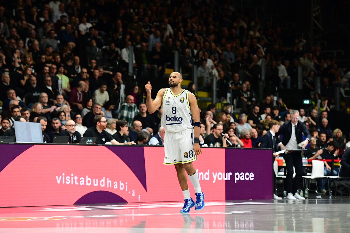 FBBasketbol's tweet photo. 📸 Galibiyet Albümü 💛💙

#YellowLegacy #EuroLeague https://t.co/5rJqE7GOmO