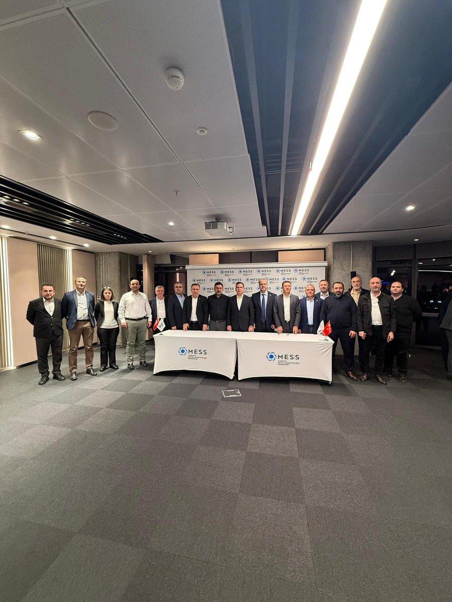 BirlesikMetal's tweet photo. 📢MESS İle Anlaşma Sağlandı

🔴ZAFER DİRENEN METAL İŞÇİLERİNİN!

Aylardır süren MESS 2025–2027 Dönemi Grup Toplu İş Sözleşmesi süreci bugün anlaşmayla sonuçlanmıştır. Bu sonuç; masada değil, fabrikalarda kurulan iradenin, kararlılığın ve örgütlü mücadelenin eseridir. Kazanan, direnen metal işçisidir.

Toplu iş sözleşmesi görüşmeleri 13 Ekim 2025 tarihinde başlamış, 8 Aralık 2025’te beşinci toplantı gerçekleştirilmiş ve bu toplantıda Uyuşmazlık Tutanağı Tutulmuştur. Sonrasında MESS’in çağrılarıyla yapılan toplantılarda da işçilerin taleplerini karşılayan bir sonuç alınamamıştır. Sürecin tıkanması üzerine Sendikamız, metal işçilerinin iradesine dayanarak 30 Ocak tarihinde uygulanmak üzere ilk etapta 9 fabrika için grev uygulama kararlarını 20 Ocak günü ilan etmiştir.

Bugün (21 Ocak 2026) MESS Sendikamızı yeniden görüşmeye çağırdı. Uzun süren müzakereler sonucu metal işçilerinin beklentilerini karşılayacak bir duruma gelinmesi nedeniyle Merkez TİS Komisyonumuzun ve Başkanlar Kurulumuzun da görüşünü alan Merkez Yönetim Kurulumuz, sözleşmenin imzalanmasına karar verdi.

Yapılan anlaşma şu şekilde:

➡️Ücret zammı, birinci 6 aylık dönem için, önce saat ücretleri 140 TL/saatin altında olanlara, 140 TL/saati geçmemek üzere 10 TL/saat tamamlama yapılacaktır. Daha sonra tüm ücretlere yüzde 20 zam yapıldıktan sonra seyyanen 17,61 TL/saat eklenecektir.  Bu artış çıplak ücrette genel ortalamada yüzde 28,10 oranına denk gelmektedir.

➡️1 Mart’tan sonra (sözleşmemizin ikinci 6 aylık dönemi için) yüzde 13 zam yapılacaktır. Ancak 6 aylık enflasyon yüzde 13’ü geçerse çıkan enflasyon oranı uygulanacaktır.

➡️Sözleşmemizin üçüncü 6 ayında enflasyon artı 1,5 puan olarak zam yapılacaktır.

➡️Son dönem olan dördüncü 6 aylık dönemde ise enflasyon oranında zam yapılacaktır.

1 Eylül 2025 tarihinde, sosyal ödeneklerle birlikte artış oranı yüzde 31,15 olmuştur.

Bu zam ile, ortalama ücretli bir metal işçisinin aylık ücreti, 1 Eylül 2025 tarihinden itibaren geçerli olmak üzere ikramiye ve yakacak tutarı da eklendiğinde net 71.000 TL olmuştur.

Bu ücret 1 Mart 2026 tarihinde ise net 79.500 TL’ye çıkacaktır. 1 Mart 2026 tarihi itibarıyla ise sadece ücretlerde kümülatif olarak yüzde 44,76 oranında artış sağlanmıştır.

Sosyal haklar ise, Sözleşmenin 1’inci yılında Kurban Bayramı parası yüzde 75 oranında, diğer sosyal haklar ise yüzde 50 oranında artırılmıştır. Sözleşmenin ikinci yılında ise yıllık enflasyon oranında artacaktır.

Sosyal haklarla birlikte yıllık kümülatif yüzde 47,81 oranında artış sağlanmıştır.

MESS tarafından kazanılmış hakları geriye götürecek karşı teklifler geriye çekilmiştir.

Aylar boyunca sürdürülen onurlu ve kararlı mücadele, metal işçisinin neler başarabileceğini bir kez daha ortaya koymuştur.

İşçilerin taleplerini dikkate alarak anlaşmanın sağlanmasında sorumluluk alan MESS Yönetimine de bu vesileyle teşekkür ederiz.

Bu kazanımlar; sendikasına sahip çıkan, mücadeleden vazgeçmeyen metal işçilerinin eseridir.

Metal işçisinin yükselen sesi, Sendikamız öncülüğünde karşılığını bulmuştur. Aylardır, “Biz kazanacağız, metal işçisi kazanacak!” dedik, “Metal işçisi kazanırsa tüm işçiler kazanır” dedik.

Metal işçisi kazandı, tüm işçi sınıfı kazandı!

BİZ KAZANDIK!✊

BİRLEŞİK METAL-İŞ SENDİKASI
GENEL YÖNETİM KURULU